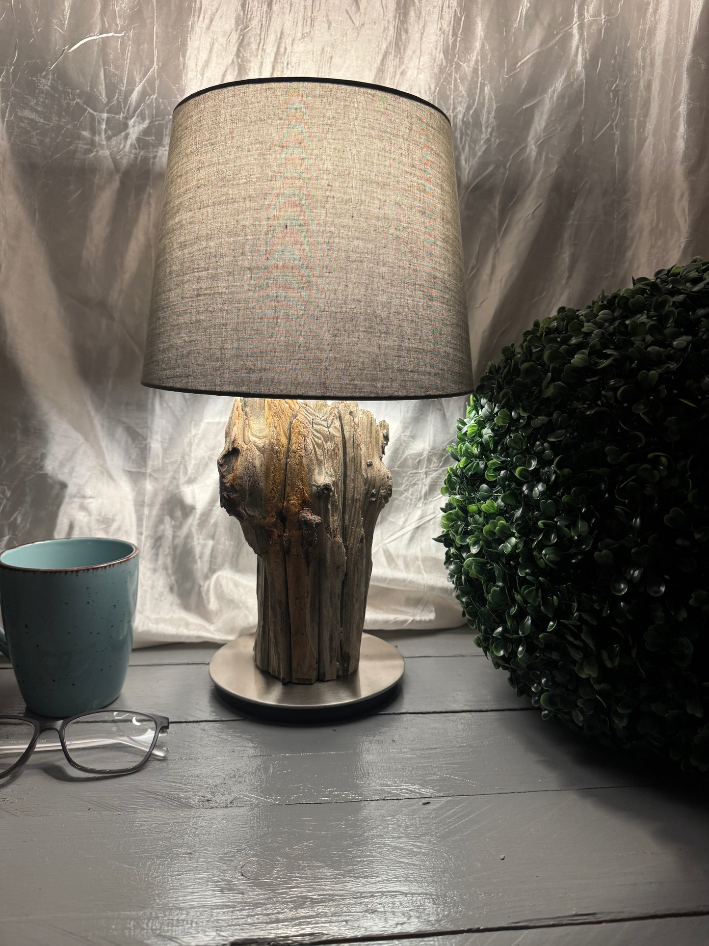 Treibholzlampe Nordseelicht Oldenswort mit rundem Lampenschirm 24 cm Dunkelgrau und warmem Licht