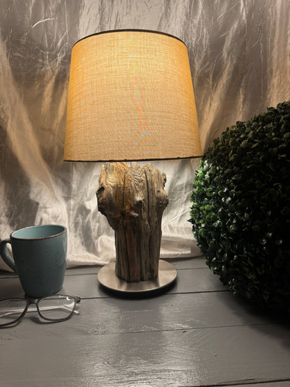 Treibholzlampe Nordseelicht Oldenswort mit rundem Lampenschirm 24 cm Taupe und warmem Licht