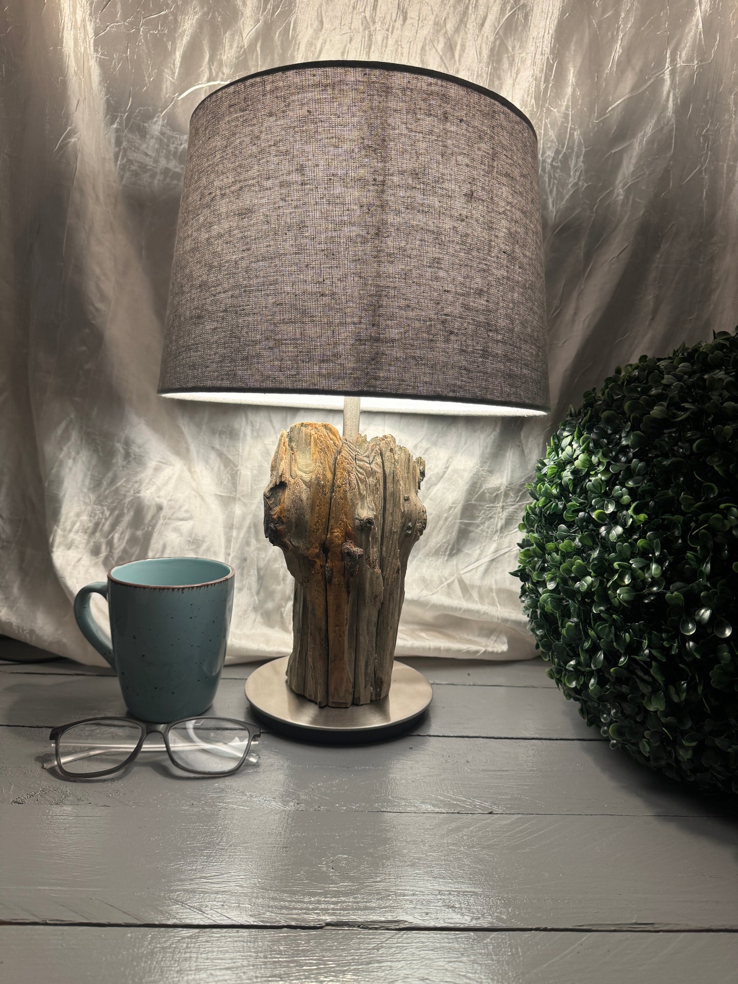 Treibholzlampe Nordseelicht Oldenswort mit rundem Lampenschirm 28 cm Dunkelgrau und warmem Licht