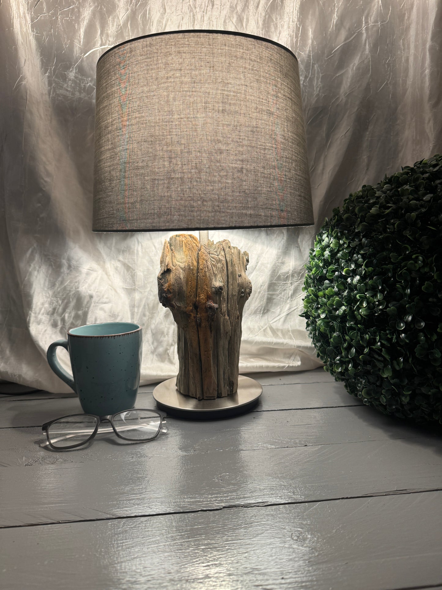 Treibholzlampe Nordseelicht Oldenswort mit rundem Lampenschirm 28 cm Hellgrau und warmem Licht