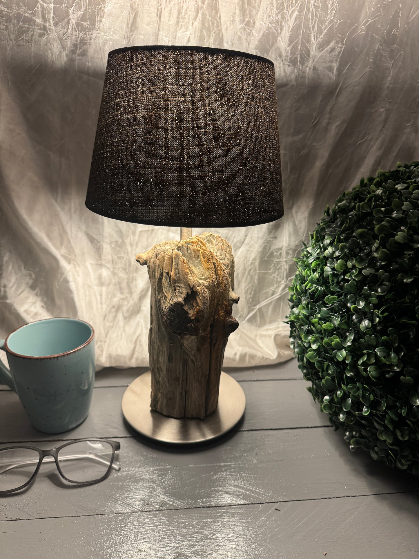 Seitenansicht der Treibholzlampe Nordseelicht Oldenswort mit natürlicher Holzstruktur