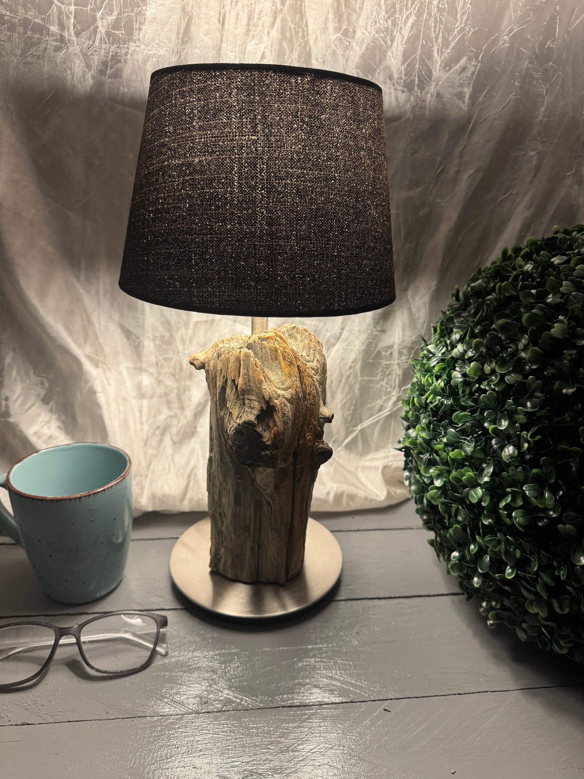 Seitenansicht der Treibholzlampe Nordseelicht Oldenswort mit natürlicher Holzstruktur