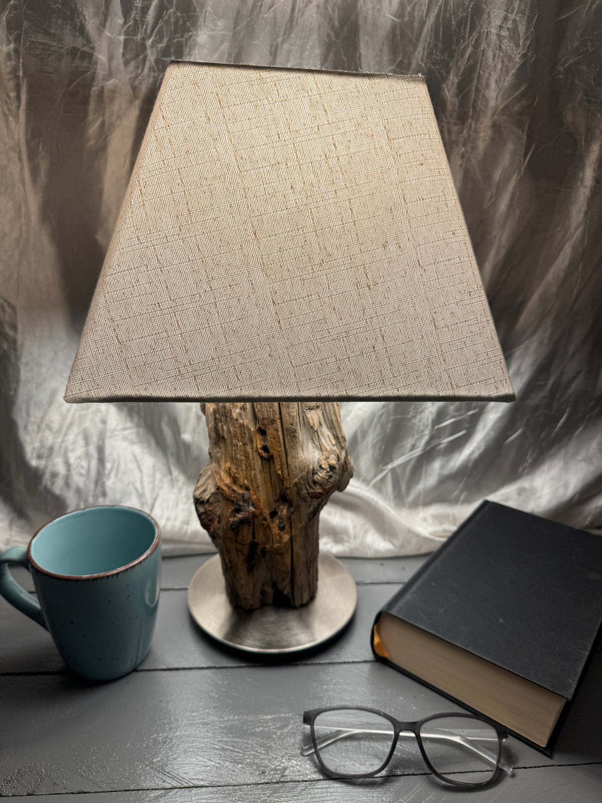 Treibholzlampe Nordseelicht Pellworm mit eckigem Lampenschirm Beige und warmem Licht