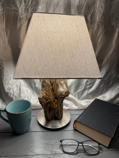 Treibholzlampe Nordseelicht Pellworm mit eckigem Lampenschirm Beige und warmem Licht