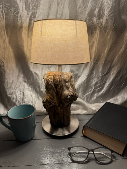 Treibholzlampe Nordseelicht Pellworm mit ovalem Lampenschirm Beige und warmem Licht