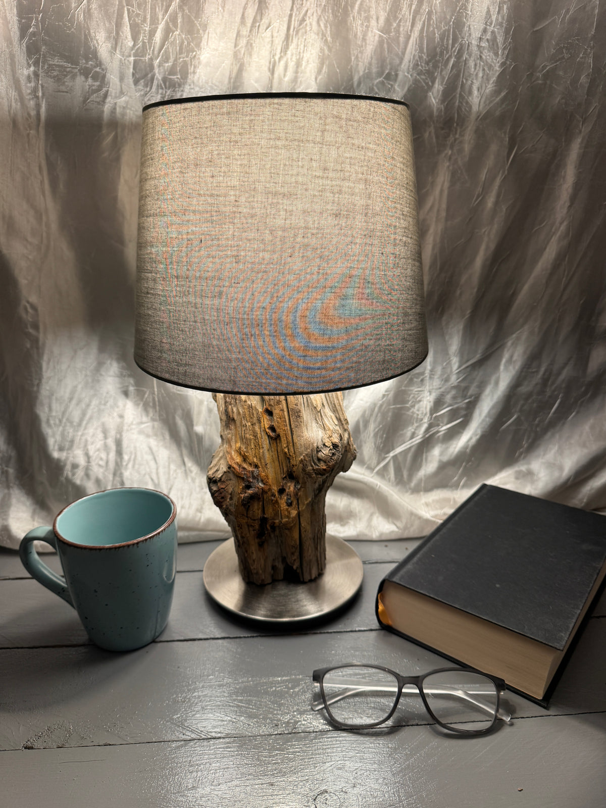 Treibholzlampe Nordseelicht Pellworm mit rundem Lampenschirm 24 cm Grau und warmem Licht