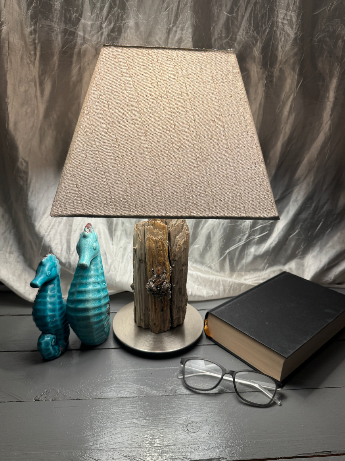 Treibholzlampe Nordseelicht Poppenbüll mit eckigem Lampenschirm Beige und warmem Licht