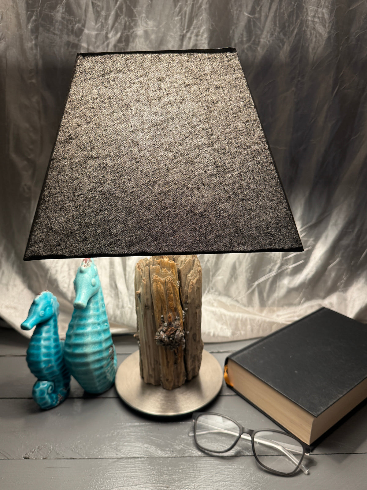 Treibholzlampe Nordseelicht Poppenbüll mit eckigem Lampenschirm Grau und warmem Licht