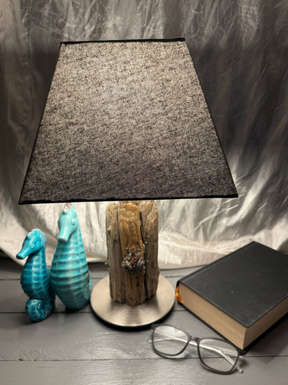 Treibholzlampe Nordseelicht Poppenbüll mit eckigem Lampenschirm Grau und warmem Licht