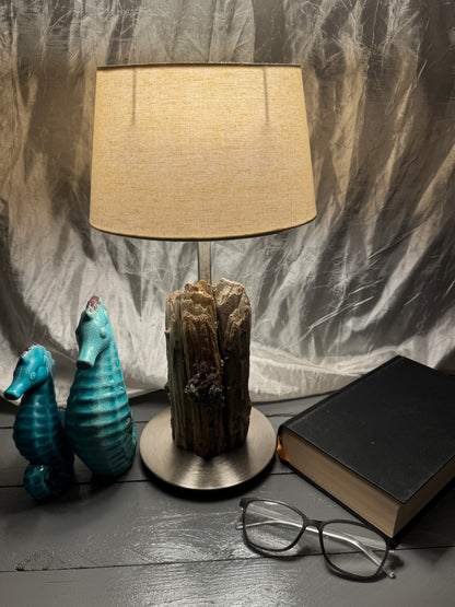 Treibholzlampe Nordseelicht Poppenbüll mit ovalem Lampenschirm Beige und warmem Licht