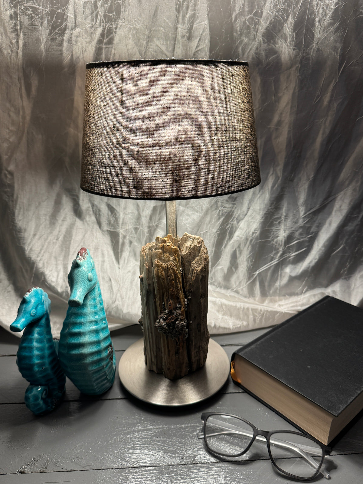 Treibholzlampe Nordseelicht Poppenbüll mit ovalem Lampenschirm Grau und warmem Licht