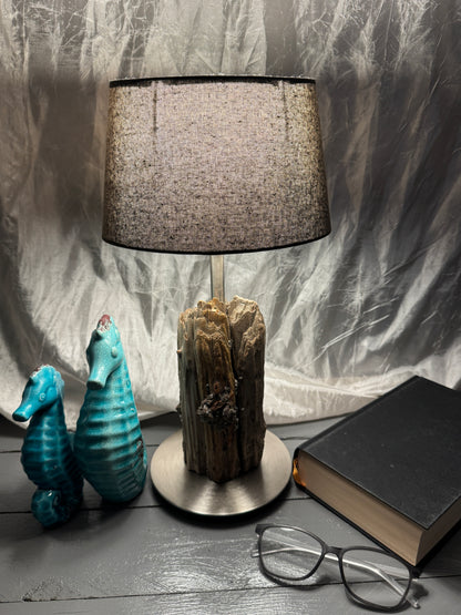 Treibholzlampe Nordseelicht Poppenbüll mit ovalem Lampenschirm Grau und warmem Licht