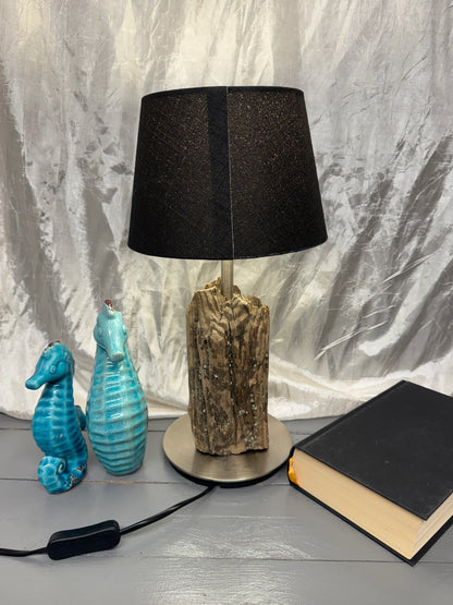 Treibholzlampe Nordseelicht Poppenbüll mit rundem Lampenschirm 20 cm Schwarz und warmem Licht Rückansicht