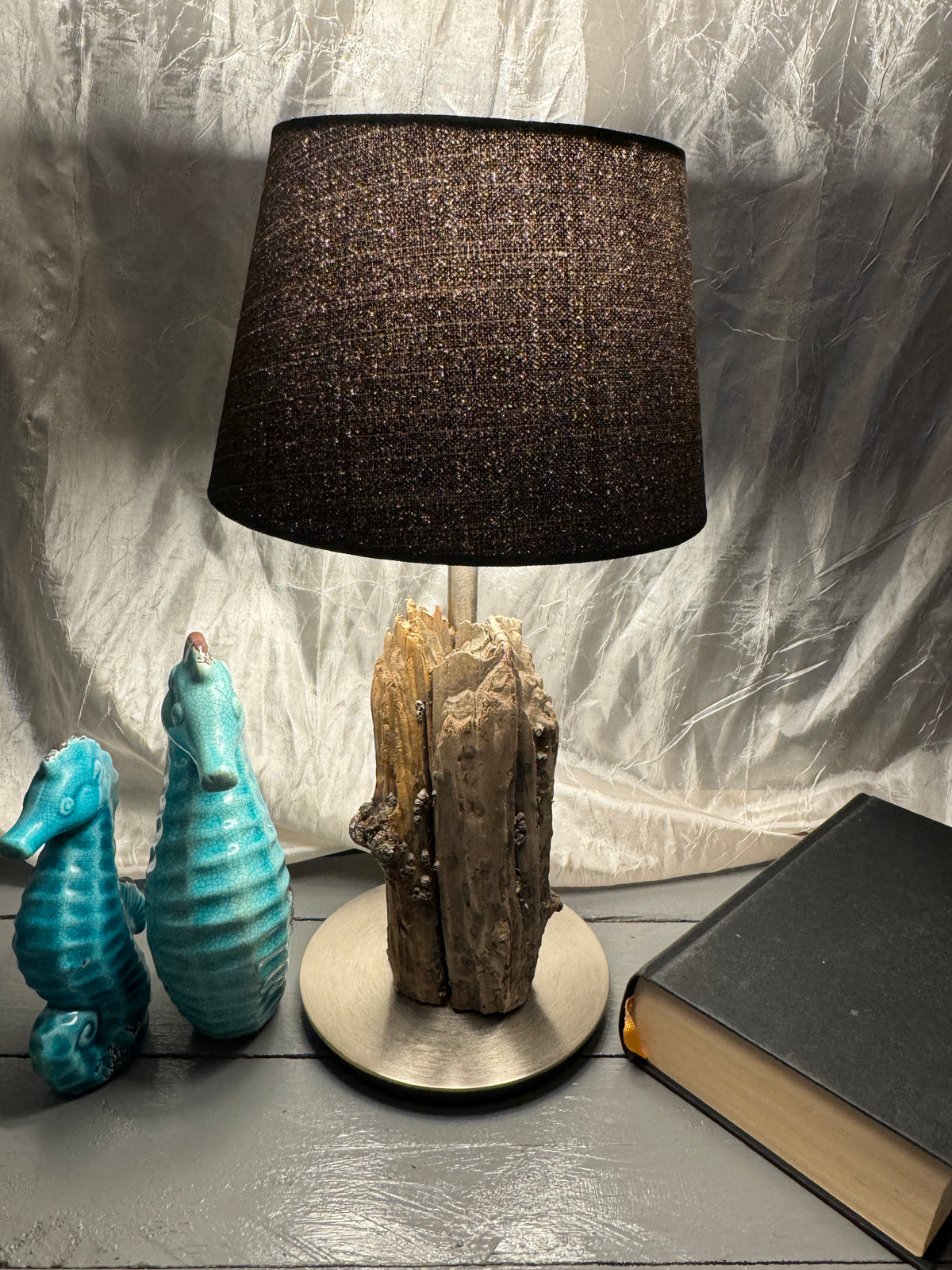 Treibholzlampe Nordseelicht Poppenbüll mit rundem Lampenschirm 20 cm Schwarz und warmem Licht Seitensicht links