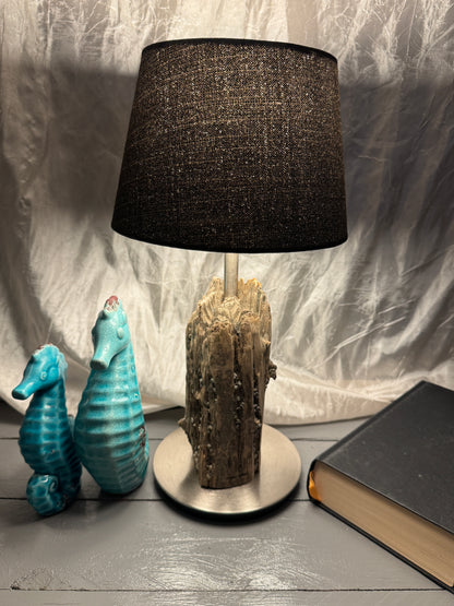 Treibholzlampe Nordseelicht Poppenbüll mit rundem Lampenschirm 20 cm Schwarz und warmem Licht Seitenansicht