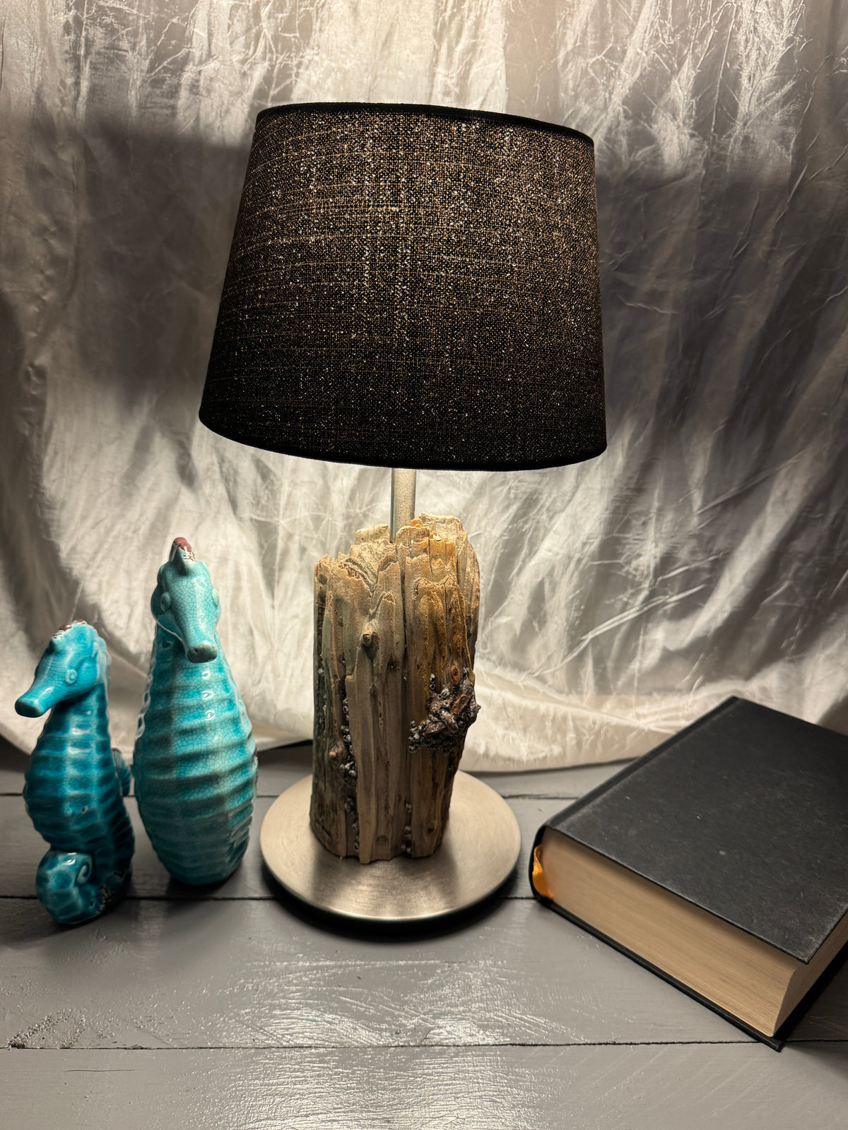 Treibholzlampe Nordseelicht Poppenbüll mit rundem Lampenschirm 20 cm Schwarz und warmem Licht vorne