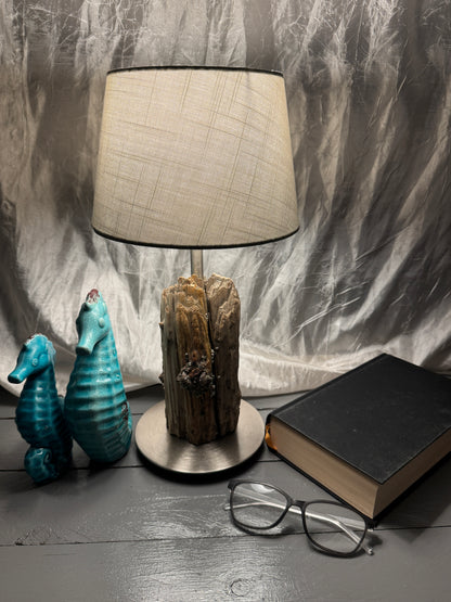 Treibholzlampe Nordseelicht Poppenbüll mit rundem Lampenschirm 20 cm Taupe und warmem Licht