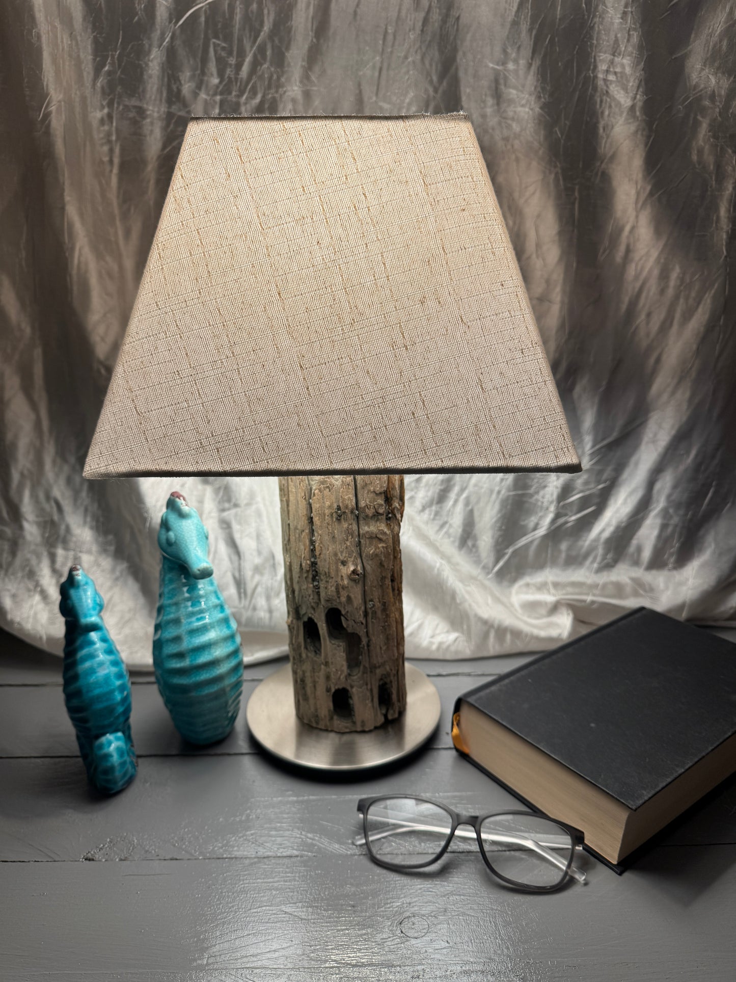 Treibholzlampe Nordseelicht Tönning mit eckigem Lampenschirm Beige eingeschaltet