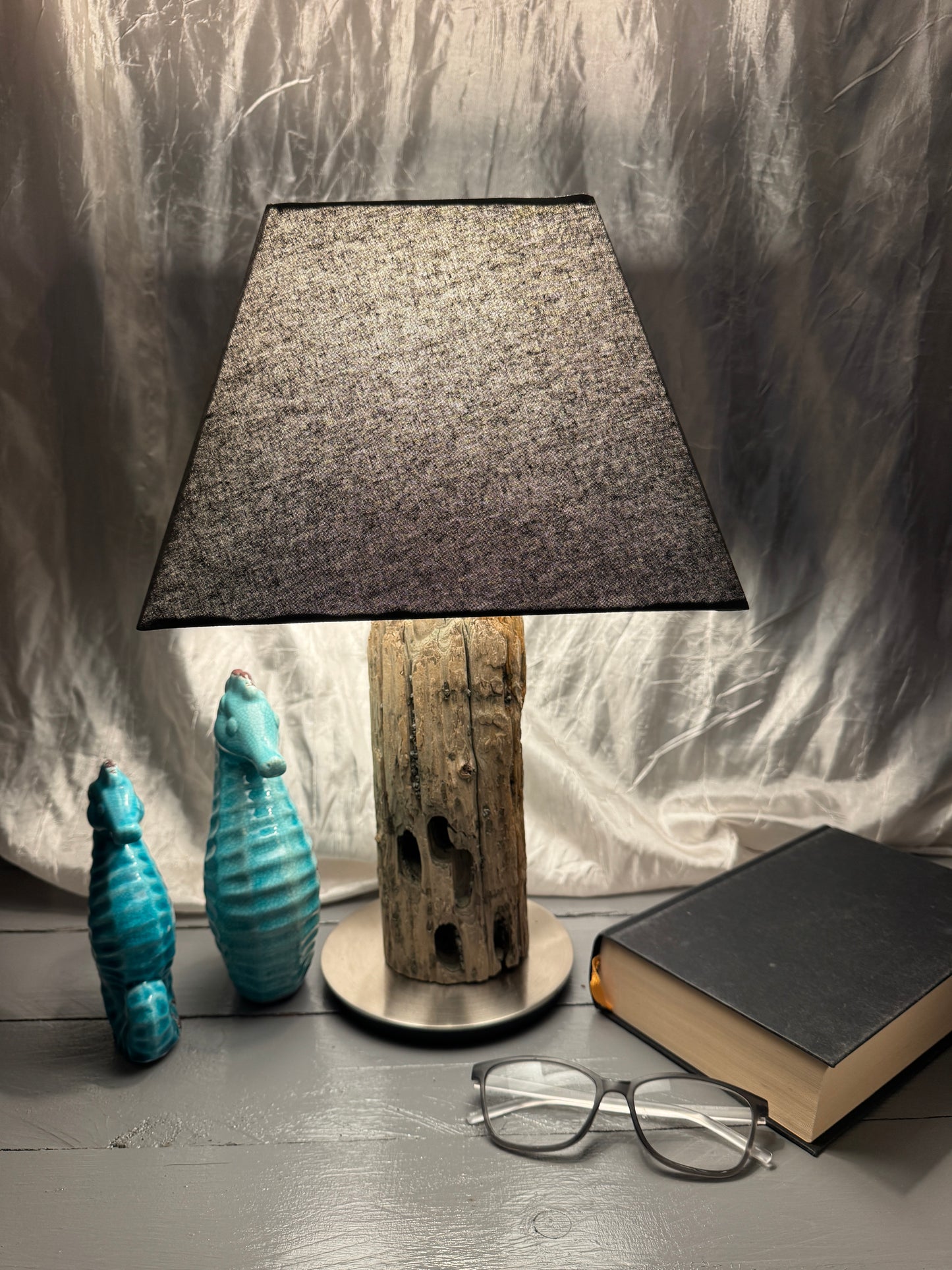 Treibholzlampe Nordseelicht Tönning mit eckigem Lampenschirm Grau eingeschaltet