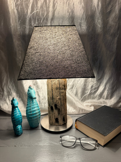 Treibholzlampe Nordseelicht Tönning mit eckigem Lampenschirm Grau eingeschaltet