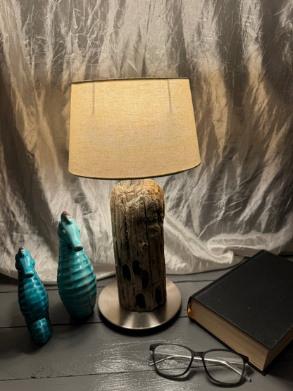 Treibholzlampe Nordseelicht Tönning mit ovalem Lampenschirm Beige eingeschaltet