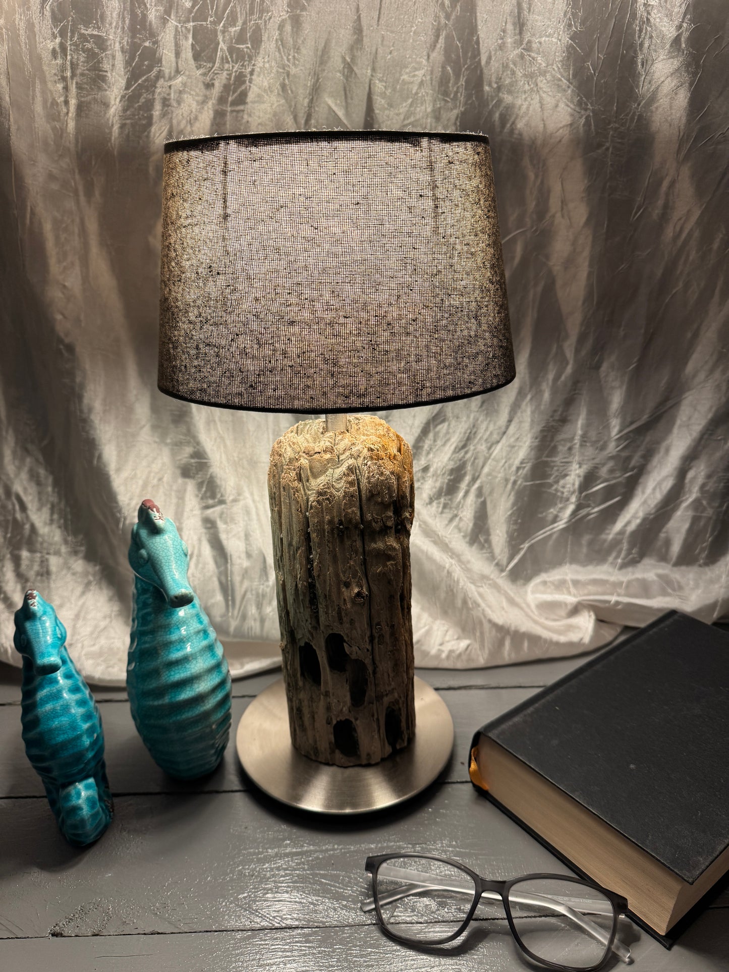 Treibholzlampe Nordseelicht Tönning mit ovalem Lampenschirm Grau eingeschaltet