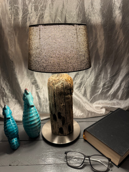 Treibholzlampe Nordseelicht Tönning mit ovalem Lampenschirm Grau eingeschaltet