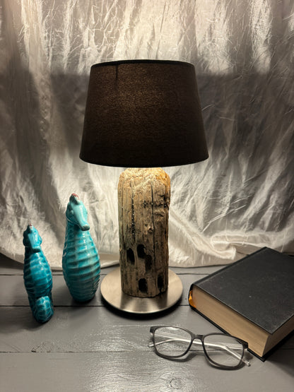 Treibholzlampe Nordseelicht Tönning mit rundem Lampenschirm 20 cm Grau Samt eingeschaltet