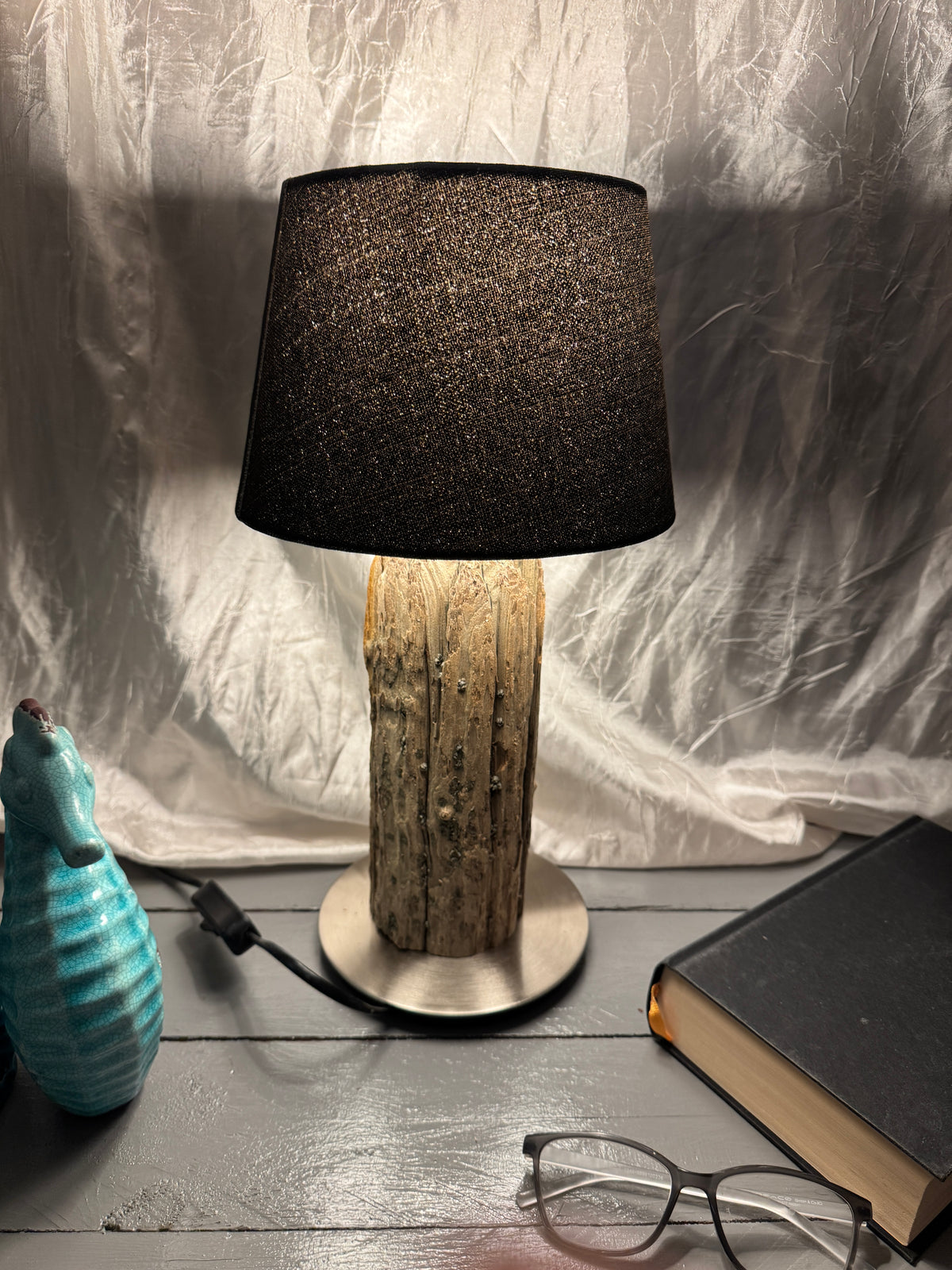 Treibholzlampe Nordseelicht Tönning mit rundem Lampenschirm 20 cm Schwarz eingeschaltet