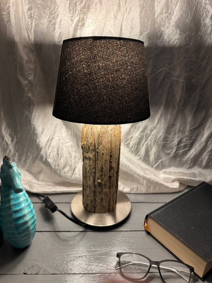 Treibholzlampe Nordseelicht Tönning mit rundem Lampenschirm 20 cm Schwarz eingeschaltet