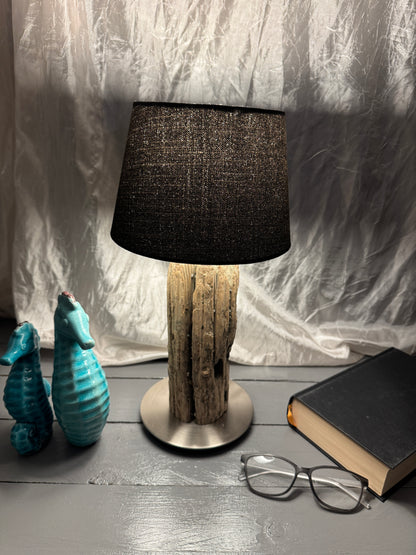 Seitenansicht der Treibholzlampe Nordseelicht Tönning mit natürlicher Holzstruktur