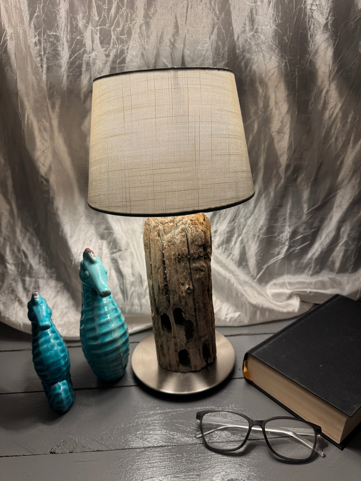Treibholzlampe Nordseelicht Tönning mit rundem Lampenschirm 20 cm Taupe grau eingeschaltet