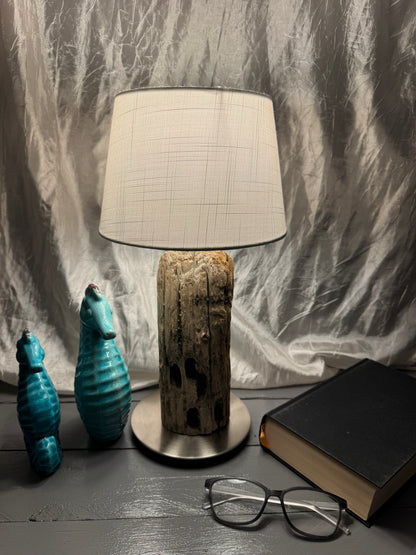 Treibholzlampe Nordseelicht Tönning mit rundem Lampenschirm 20 cm Weiß eingeschaltet