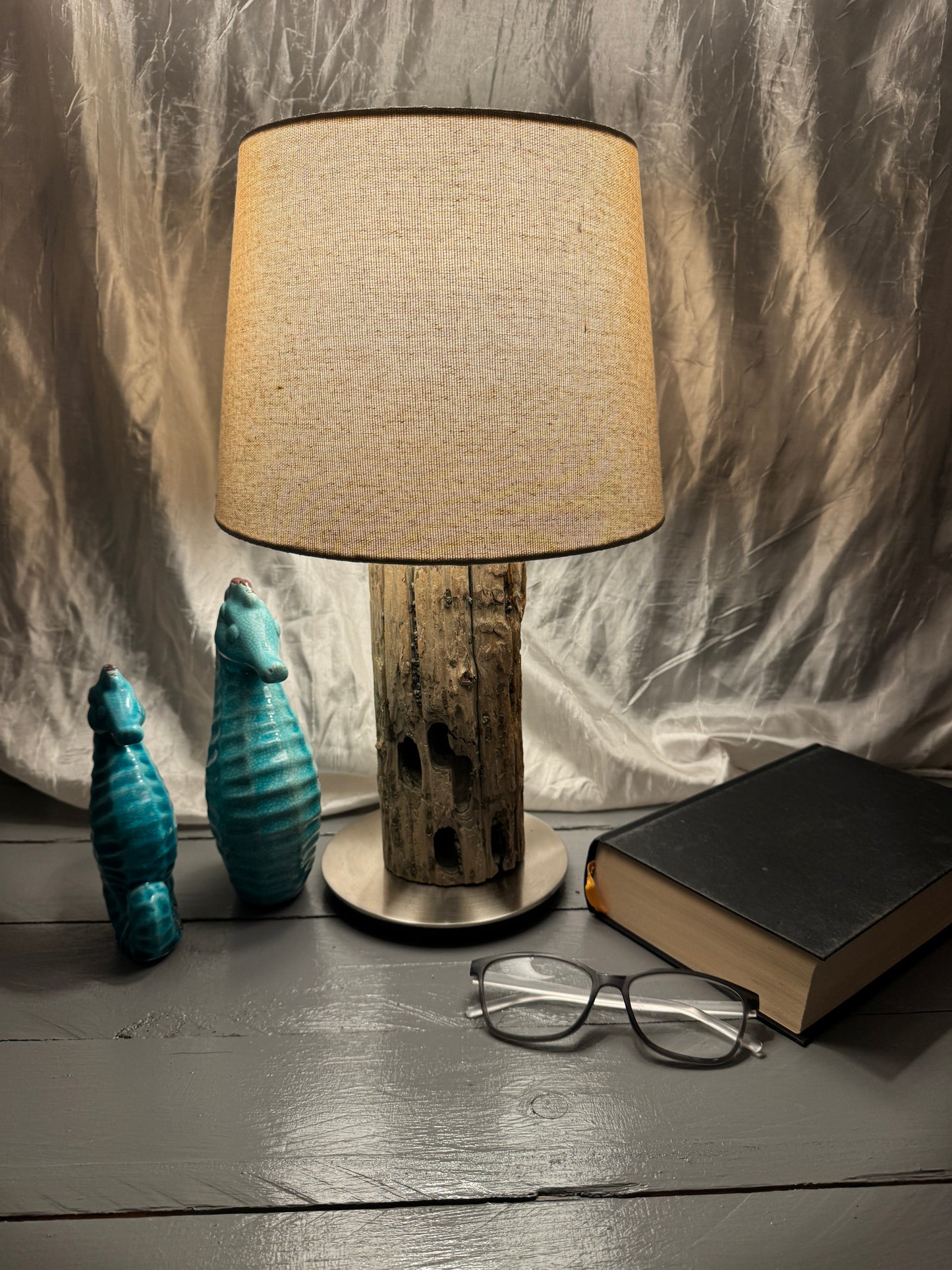 Treibholzlampe Nordseelicht Tönning mit rundem Lampenschirm 24 cm Beige eingeschaltet