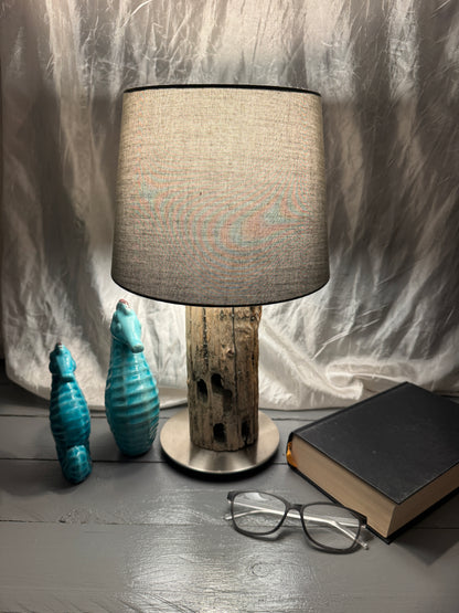 Treibholzlampe Nordseelicht Tönning mit rundem Lampenschirm 24 cm dunkelgrau eingeschaltet