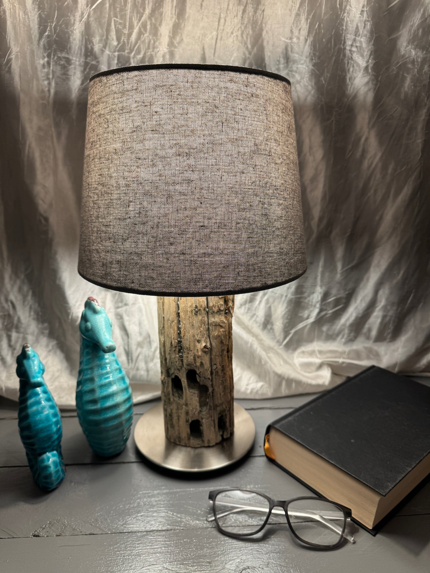 Treibholzlampe Nordseelicht Tönning mit rundem Lampenschirm 24 cm hellgrau
