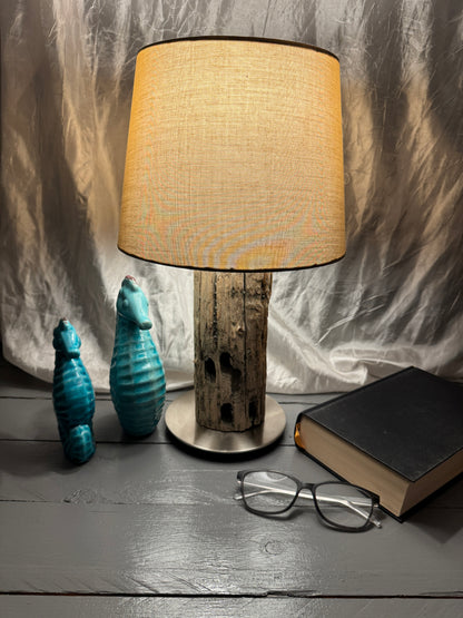 Treibholzlampe Nordseelicht Tönning mit rundem Lampenschirm 24 cm Taupe braun eingeschaltet