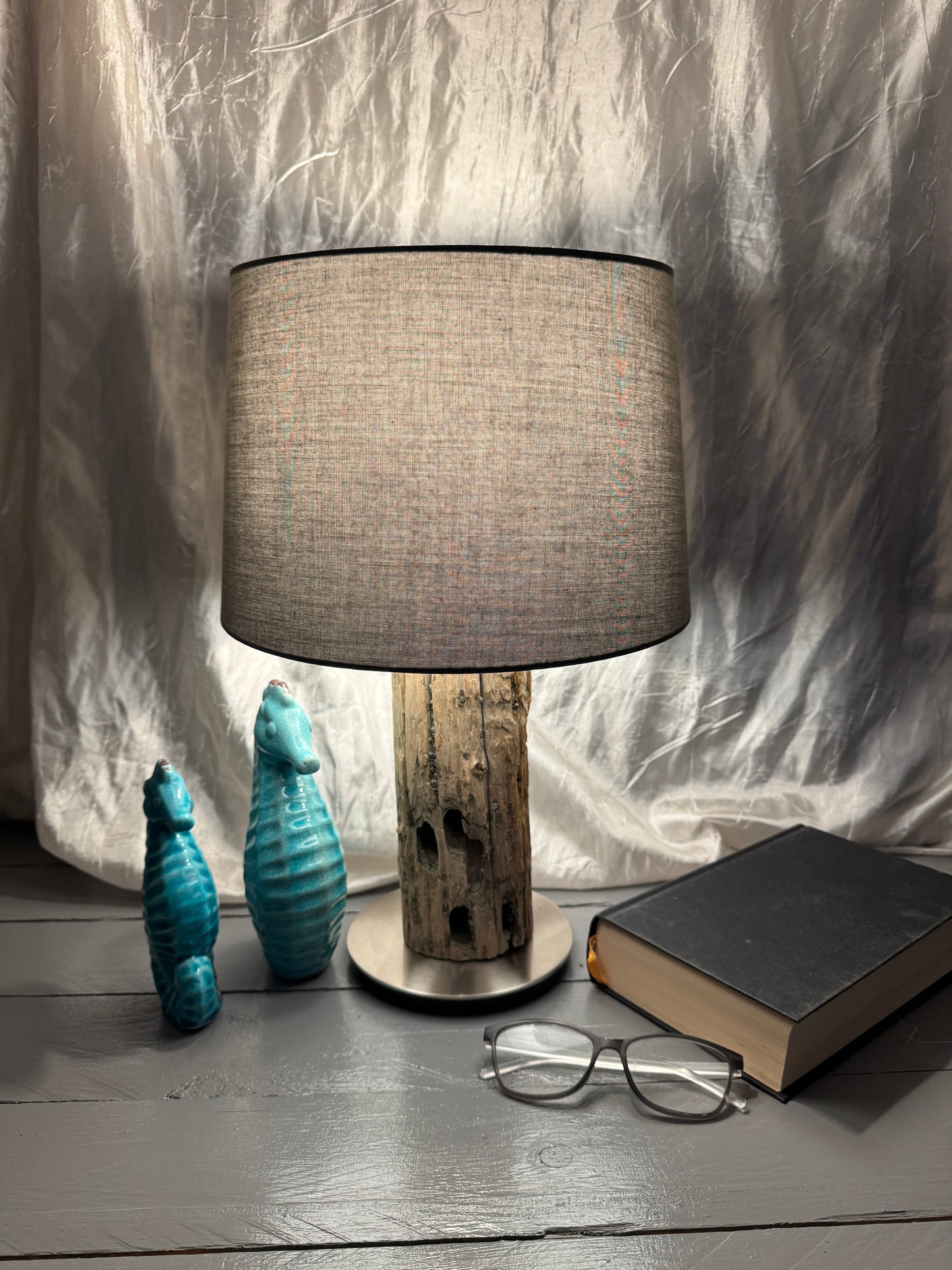 Treibholzlampe Nordseelicht Tönning mit rundem Lampenschirm 28 cm Dunkelgrau eingeschaltet