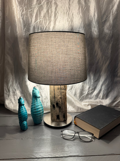 Treibholzlampe Nordseelicht Tönning mit rundem Lampenschirm 28 cm Dunkelgrau eingeschaltet