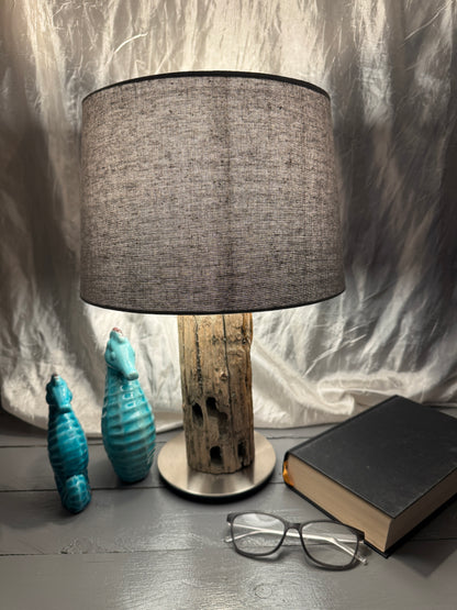 Treibholzlampe Nordseelicht Tönning mit rundem Lampenschirm 28 cm Hellgrau eingeschaltet
