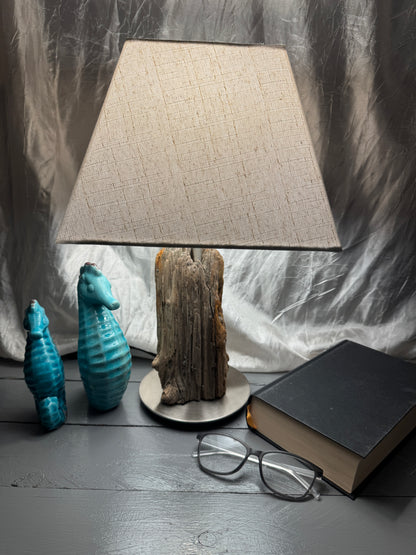 Treibholzlampe Nordseelicht Vollerwiek mit eckigem Lampenschirm Beige eingeschaltet