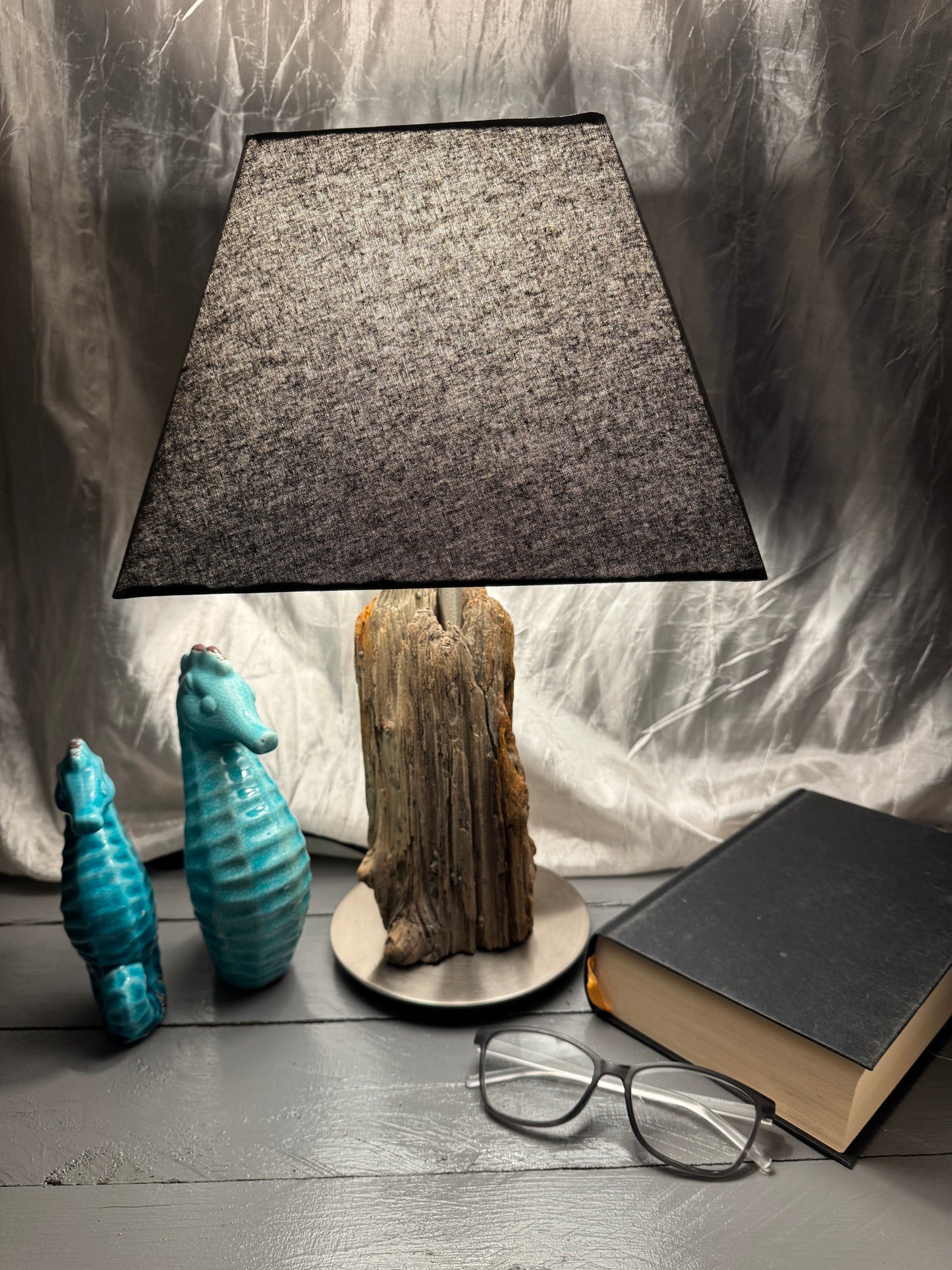 Treibholzlampe Nordseelicht Vollerwiek mit eckigem Lampenschirm Grau eingeschaltet