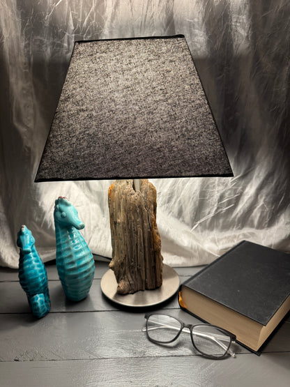 Treibholzlampe Nordseelicht Vollerwiek mit eckigem Lampenschirm Grau eingeschaltet