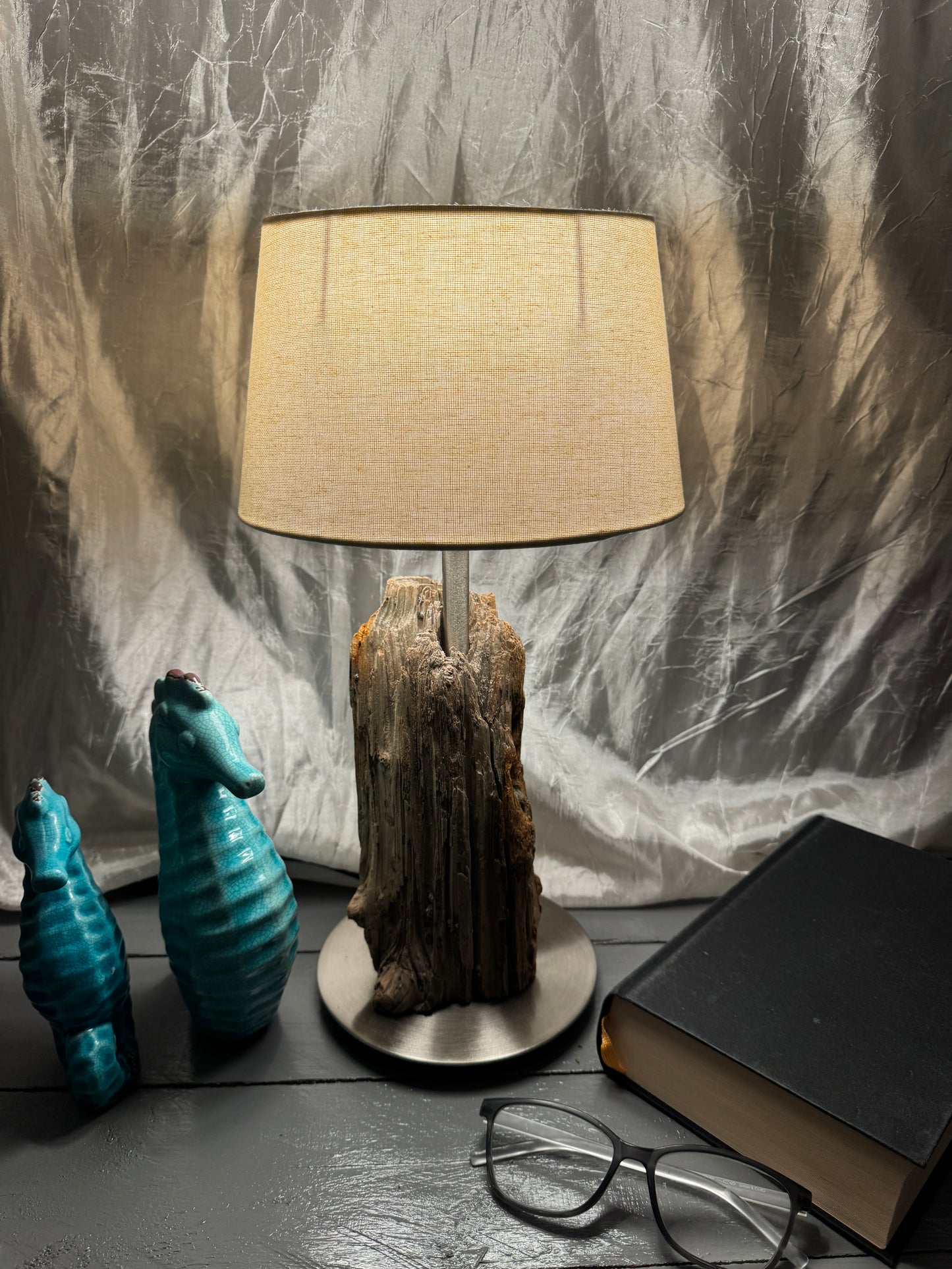 Treibholzlampe Nordseelicht Vollerwiek mit ovalem Lampenschirm Beige eingeschaltet
