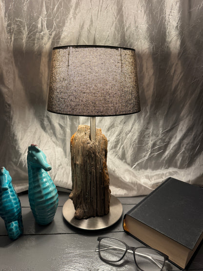Treibholzlampe Nordseelicht Vollerwiek mit ovalem Lampenschirm Grau eingeschaltet