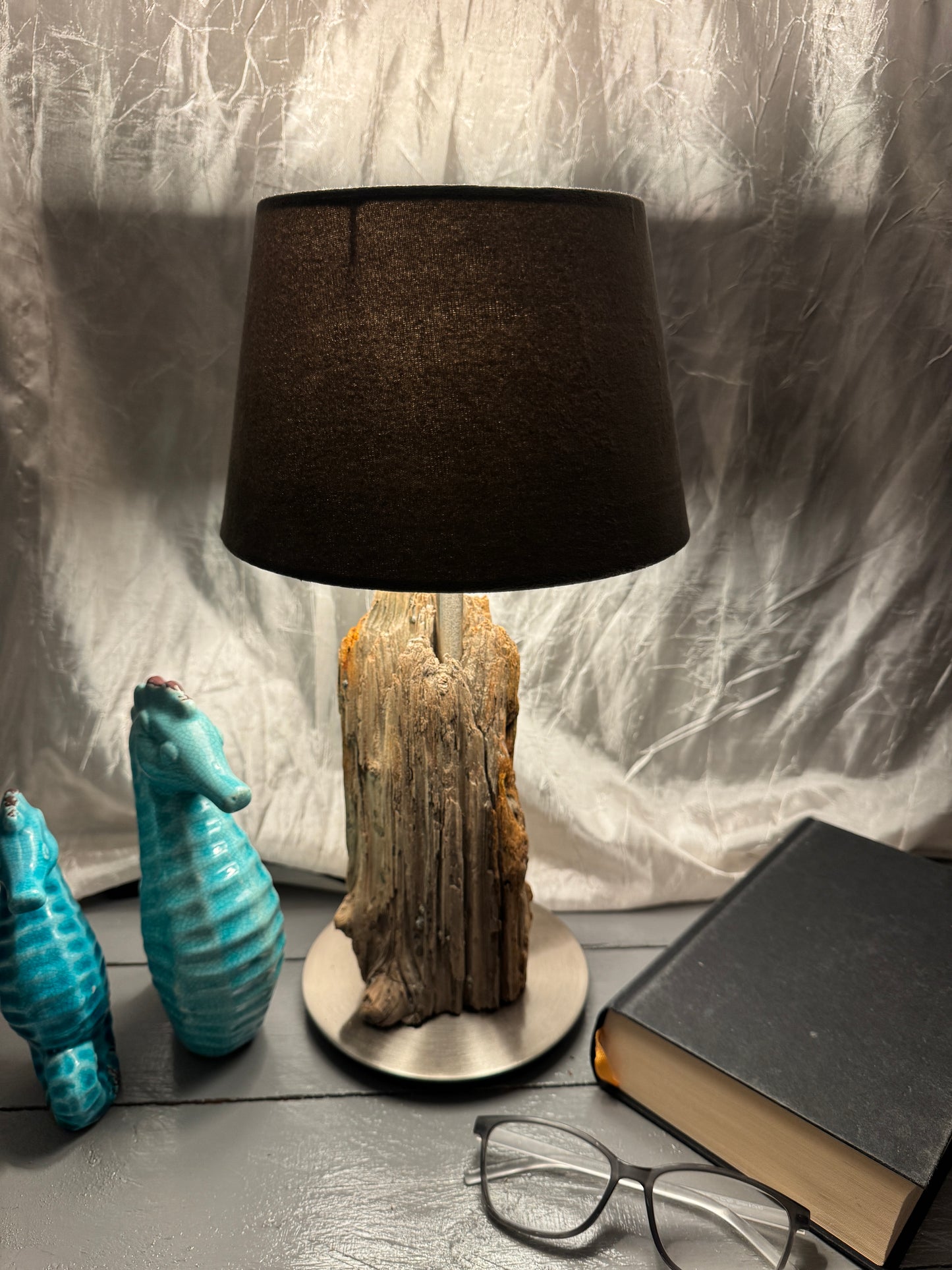 Treibholzlampe Nordseelicht Vollerwiek mit rundem Lampenschirm 20 cm Grau Samt eingeschaltet