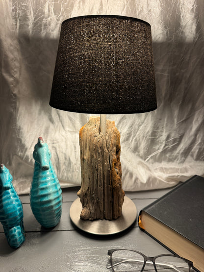 Seitenansicht der Treibholzlampe Nordseelicht Vollerwiek mit natürlicher Holzstruktur