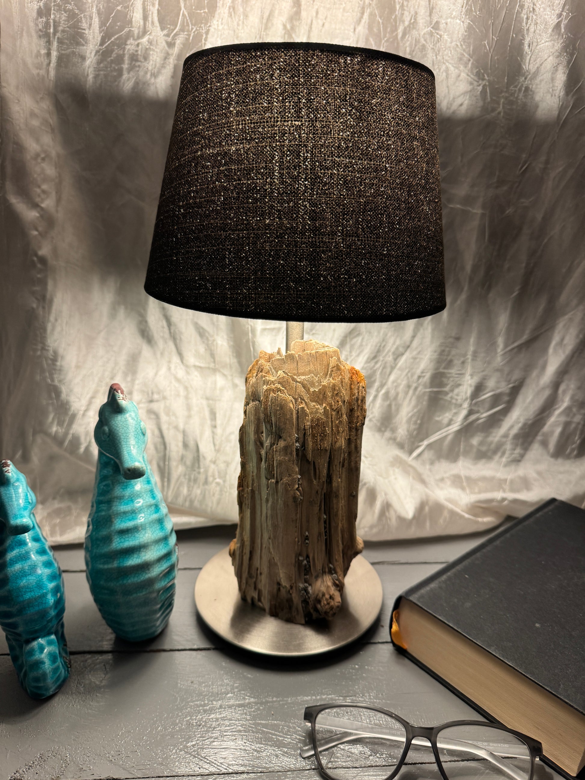 Seitenansicht der Treibholzlampe Nordseelicht Vollerwiek mit natürlicher Holzstruktur