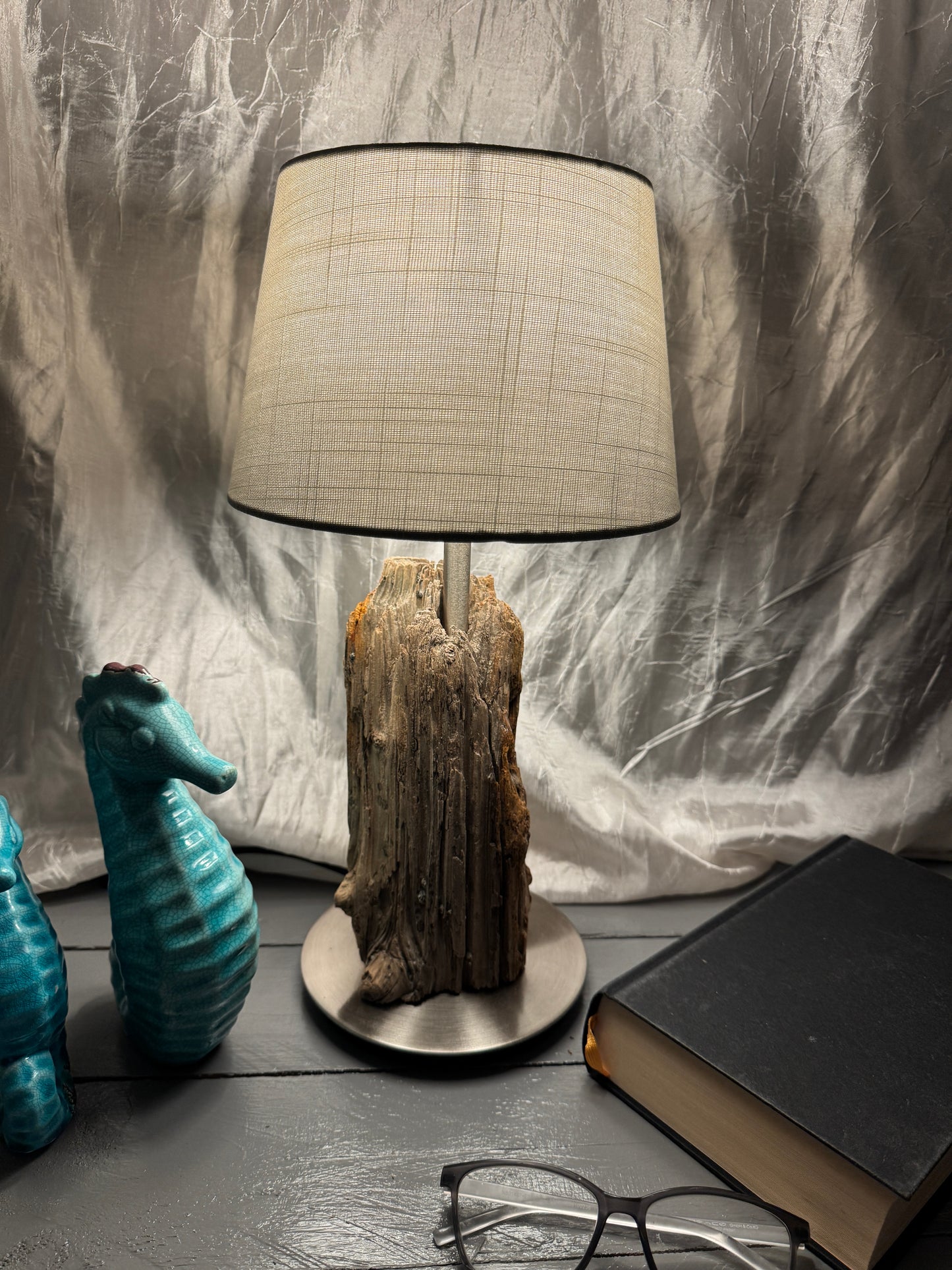 Treibholzlampe Nordseelicht Vollerwiek mit rundem Lampenschirm 20 cm Taupe eingeschaltet