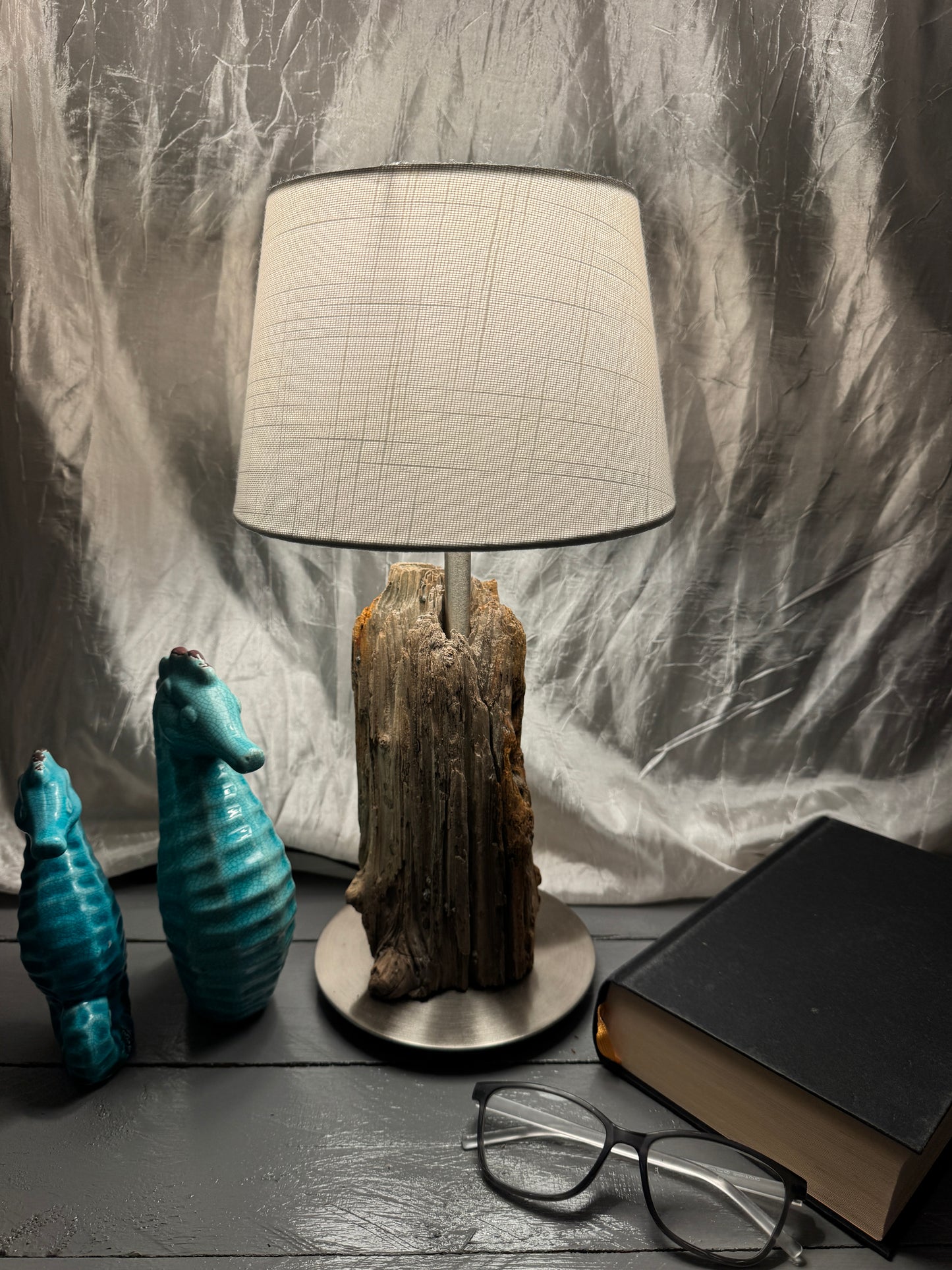 Treibholzlampe Nordseelicht Vollerwiek mit rundem Lampenschirm 20 cm Weiß eingeschaltet